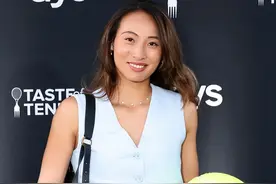 郑钦文太漂亮了！一身行头27万，蓝色套装又美又飒图片