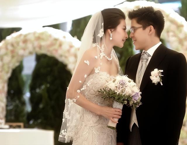 不装了！结婚10年后，章泽天彻底跟刘强东翻脸，郭晶晶当初没说错