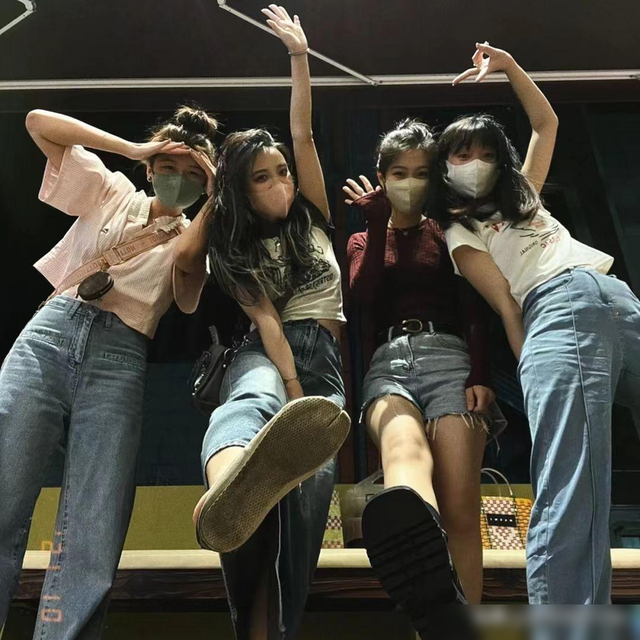 四川女生邀请3个闺蜜聚会，全是川菜，上菜后发现竟然没有辣椒