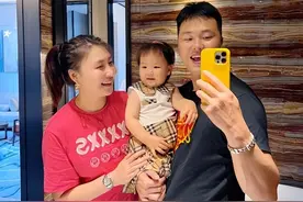 男篮前国手娶女篮第一美女，晒一家三口大合照，夫妻都是联赛冠军图片