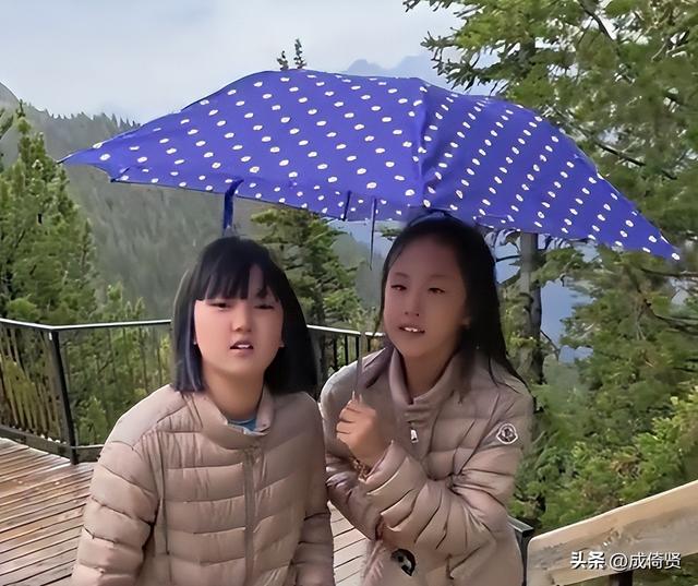 闯祸了！央视主持人国外游，携妻女高调炫海外生活，被骂网友骂惨