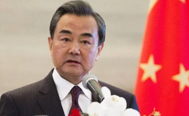 还没上访华专机，马克龙催中国送礼，法国致电北京，王毅亮出16字