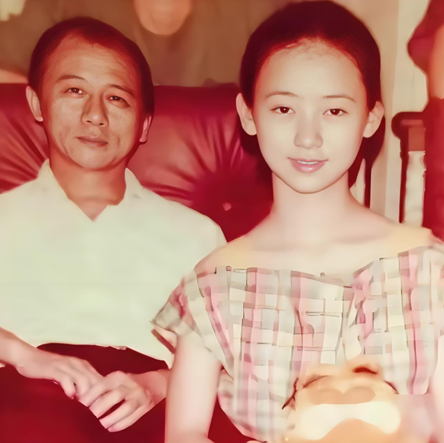 她出身清华大学，因拍三级片与父母决裂，如今再不让女儿进娱乐圈