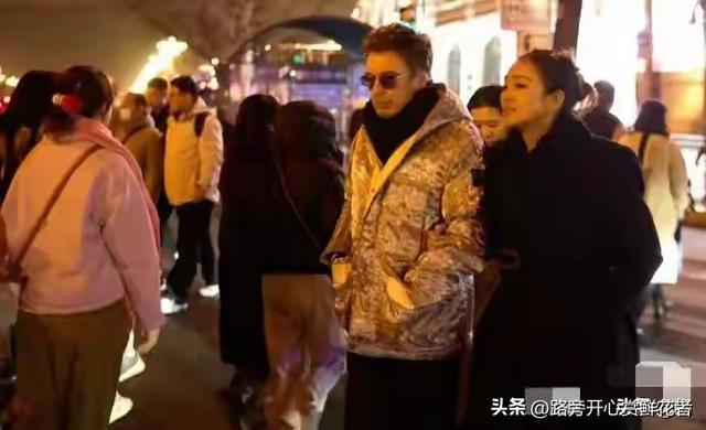 59岁巩俐带老公回北京，带77岁的雅尔打卡北京中轴线，老公好年轻