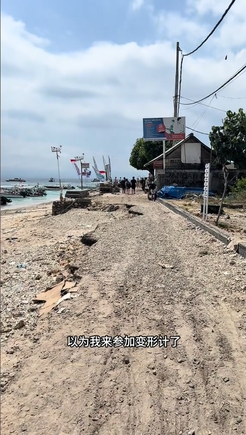 血亏！中国小伙攒钱去巴厘岛，路是烂的 遍地垃圾，还得吃“狗粮”
