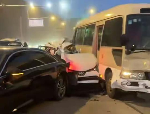 遇难者家属回忆“张家口崇礼13伤车祸	”：她正巧当天没坐班车	，为给4个孩子做饭搭了同事顺车