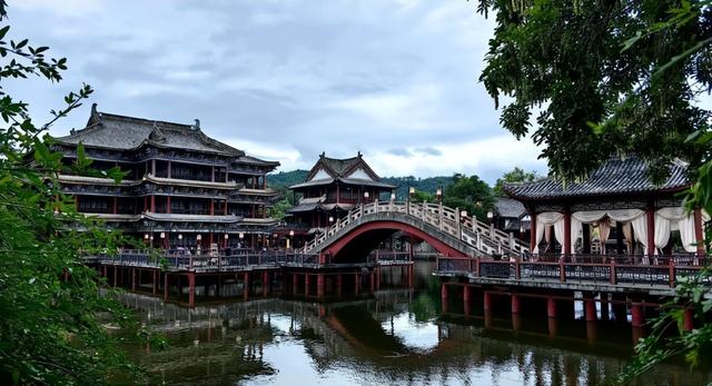 斥资300亿的“假”景区，如今人山人海