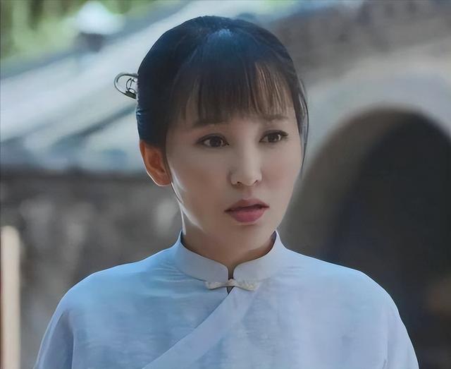 她19岁与导演私奔，在地下室裸婚连生3胎，今被丈夫用9部剧捧红