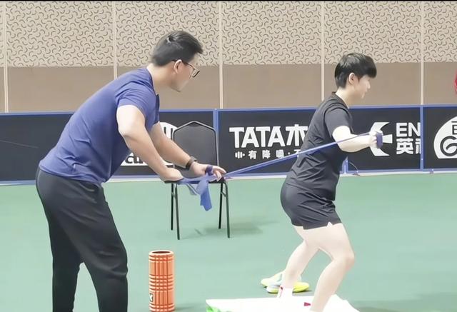 横滨冠军赛 孙颖莎身边终于有他陪伴了！没想到他对莎莎这么重要
