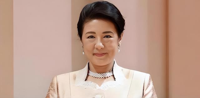 事态升级！解放军对日改口，中方7字定性高市，日本搬出皇后求和