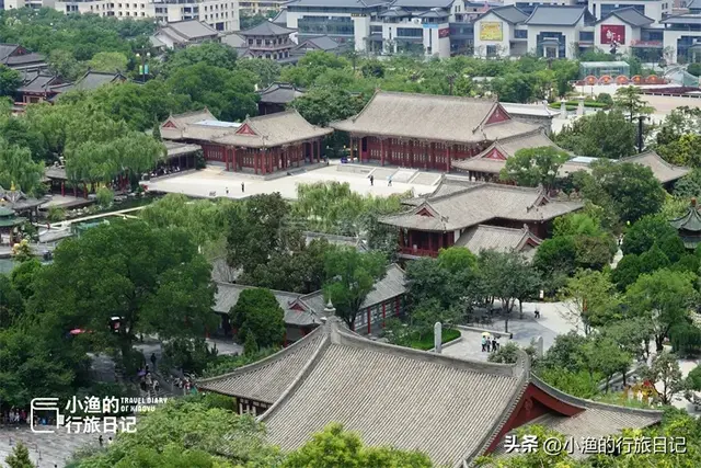 OK，西安华清池里的杨贵妃雕像“穿”上秋裤了！