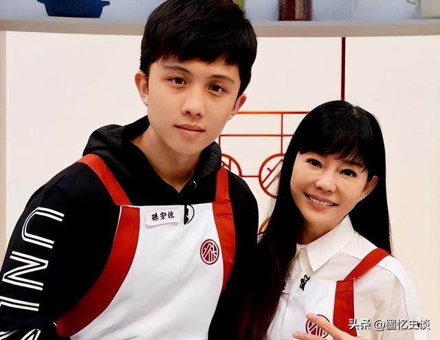 被畸形母爱毁掉的星二代：母乳12年，同床15年，荒唐的事还在后面