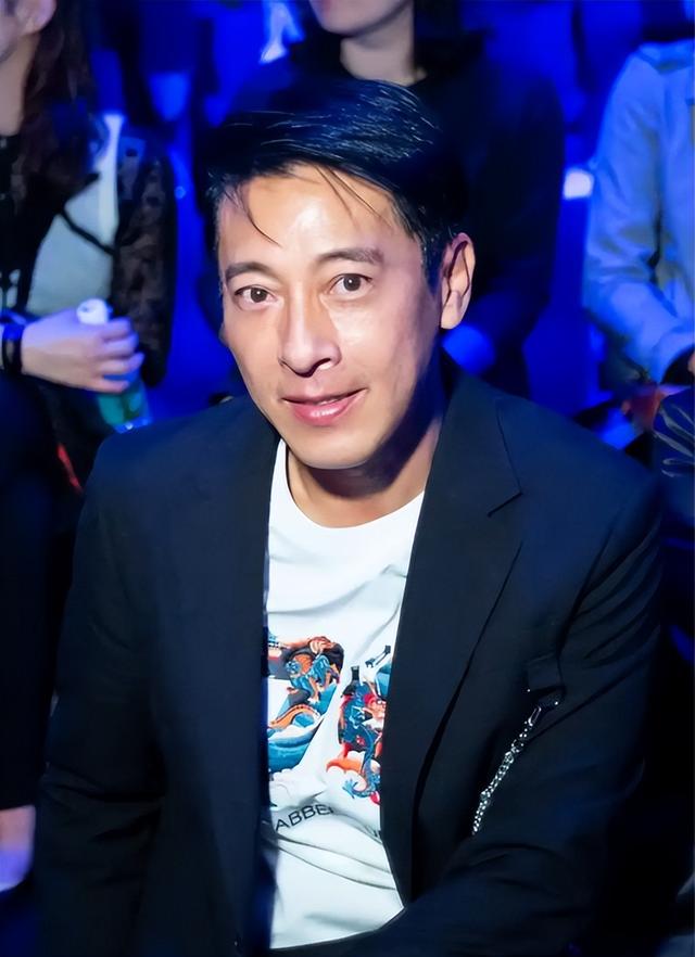 夫妻俩为了不变老，26年不吃肉，丁克31年，如今状态让人不敢认