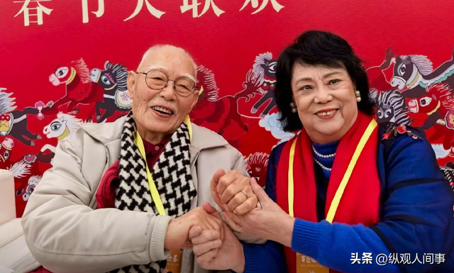 北京这一夜，穿起球毛衣的83岁戏骨，给拿20万包的章子怡上了一课