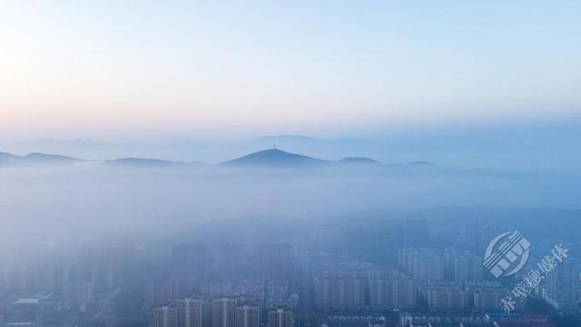 赤壁：晨雾漫城 水墨入画