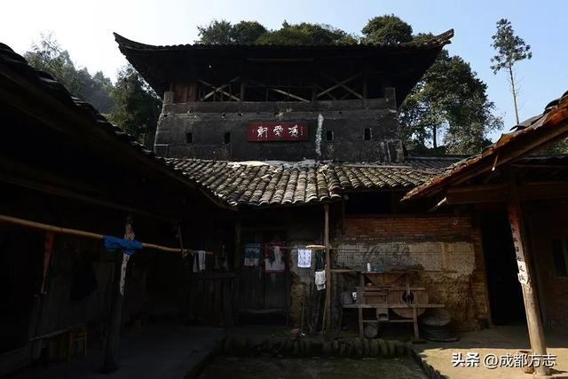 两山相夹的千年古镇，到底有多绝→