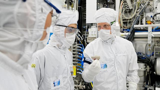 ASML CEO：中国正尝试抛弃我们的光刻机，还可能拿稀土卡我们脖子