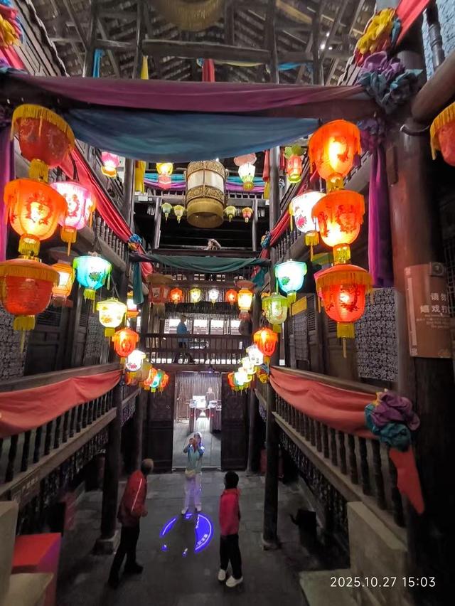 游览汉中市的青木川古镇