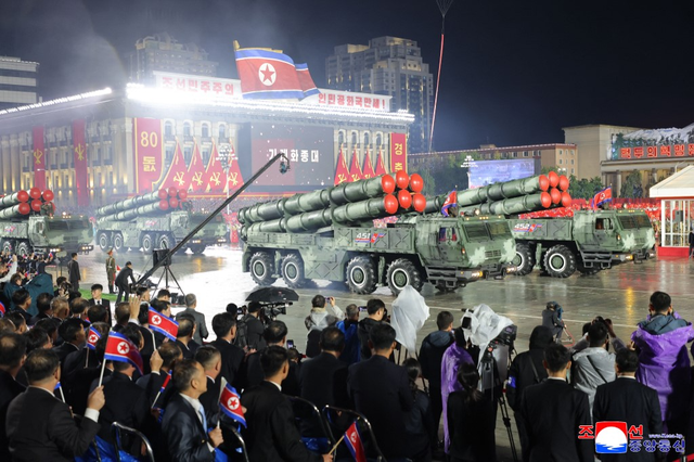 金正恩深夜冒雨大阅兵，当着中国贵宾的面，朝鲜镇国核弹压轴登场
