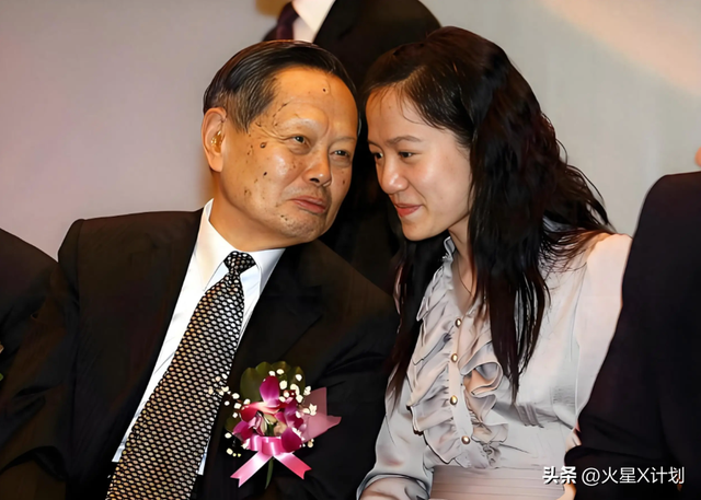 杨振宁葬礼今日举行！遗体覆盖国旗，翁帆站首位，次子杨光宇露面