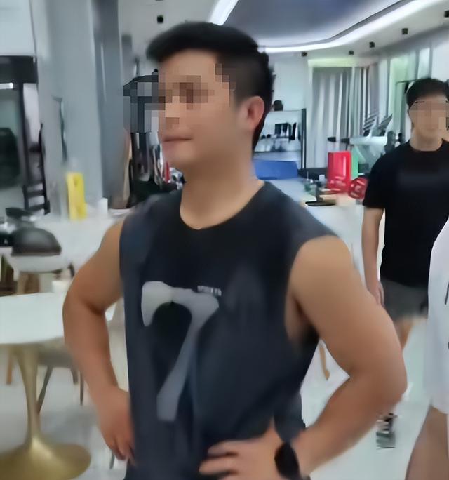 举报妻子出轨教练后续！正脸曝光，抓奸场面炸裂，更多偷情照流出
