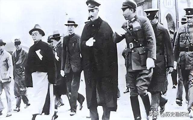 张学良和蒋中正在华山的珍贵合影	，注意看两人表情，已貌合神离