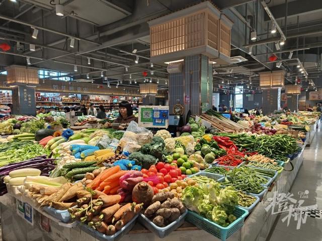 临平前村农贸市场，韩国旅游团一波一波来打卡，每次都现场买西瓜