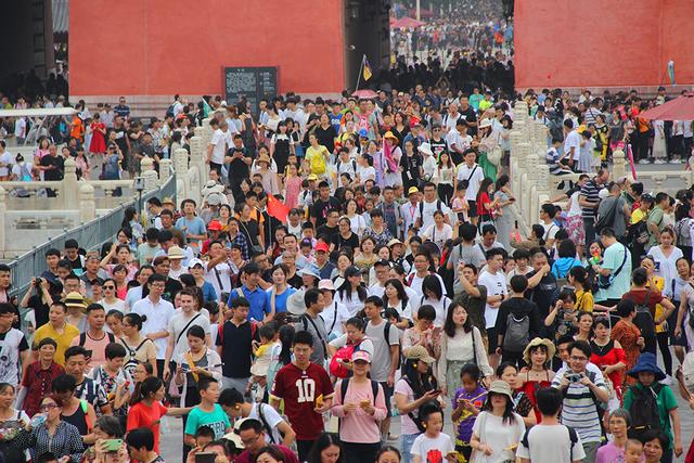 贵州已经失守！避暑圣地游客望不到头，吃碗小吃比攻城还难