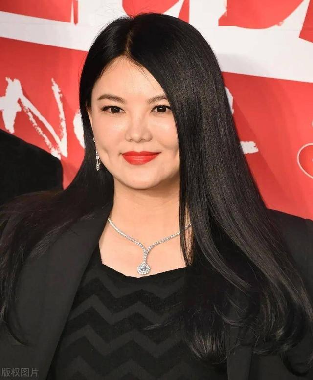 李湘还是不忍了！坦白与释永信的真实关系，亲吻照真相已大白