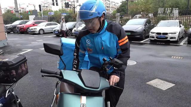 通过外卖员们的闲聊，三家外卖平台最新消息