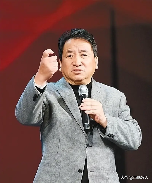 姜昆国外过圣诞仅一天，恶心的一幕出现，郭德纲的话含金量还在升