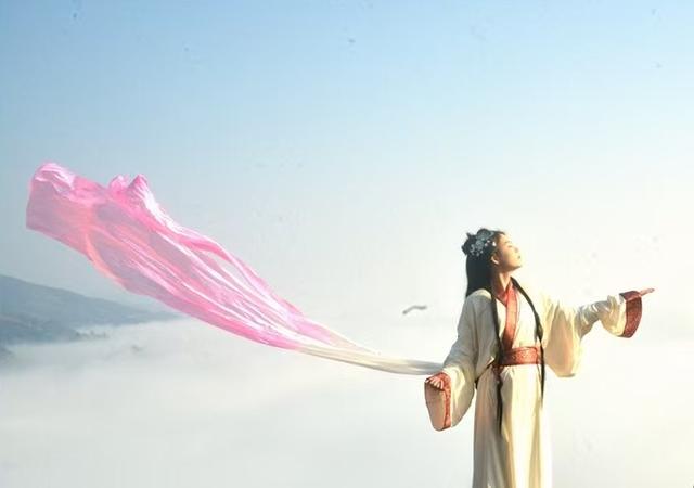 日破云海出，人间皆浪漫