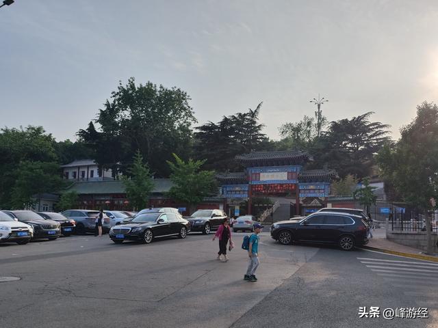 落日余晖下的毓璜顶一片金黄，毓璜和玉皇傻傻分不清