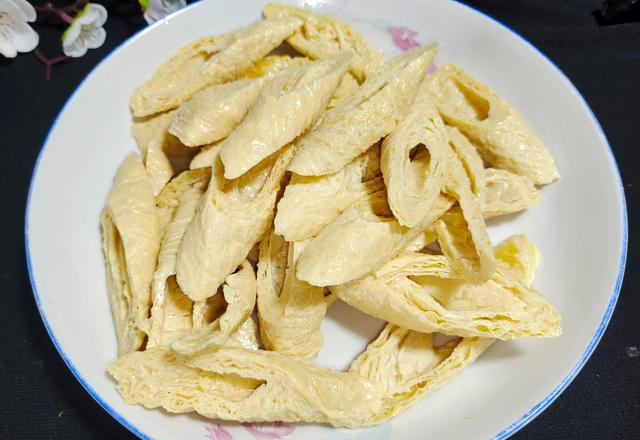 这样焖一锅	，好吃又热乎！肉和豆制品一锅出、一口鲜嫩开胃暖人心