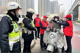 “一盔一带”安全同行 郑州公交联合交警助力文明交通图片