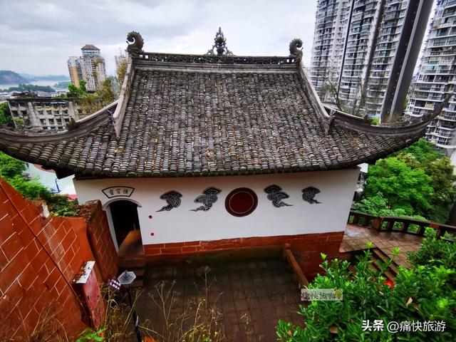 雨中漫步乐山城