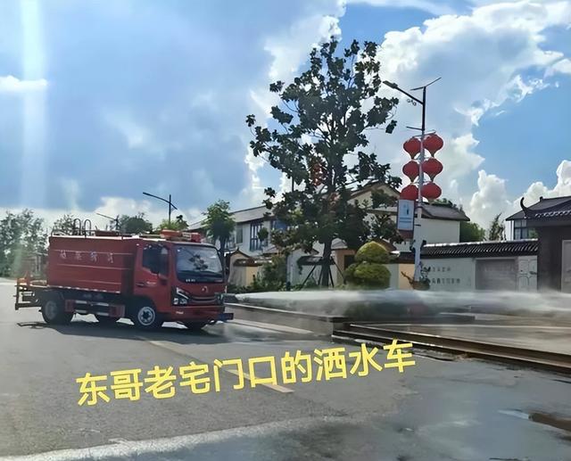 刘强东回老家，凌晨1点喝到脸通红，穿拖鞋做鬼脸，乡亲帮洗房子