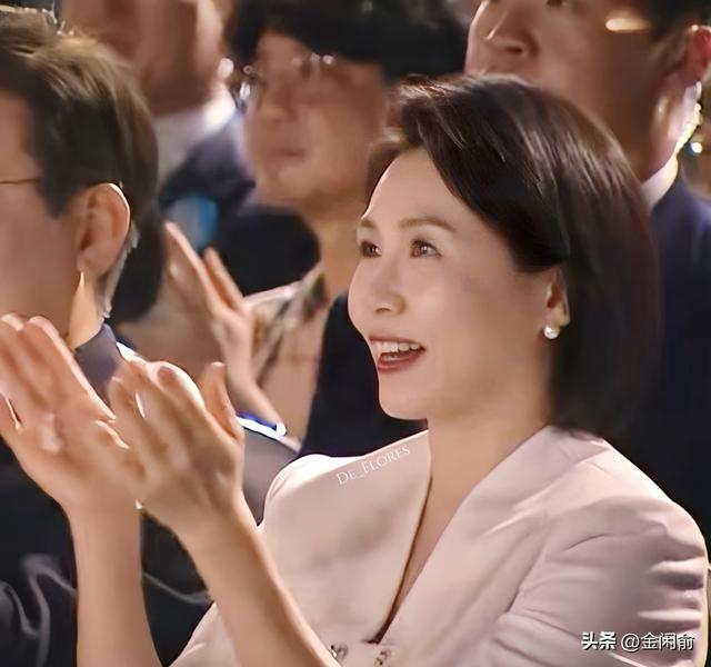 被59岁韩国第一夫人惊艳到！穿蓝大衣访问北京	，皮肤白皙越活越美