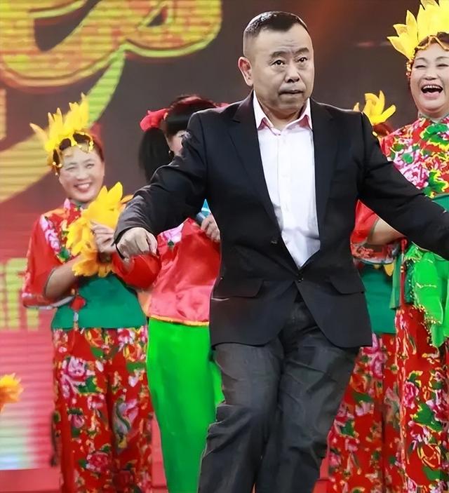 全家移民真相大白2年，享正师级待遇的潘长江，已走上另一条大道