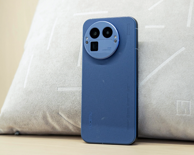 手机好评榜更新，真我GT8Pro冲上榜首，小米跌出前十