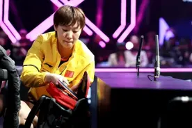 王曼昱因伤退赛，到医院检查，被网友阴阳，孙颖莎说退役后来逛图片