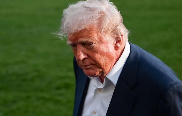 特朗普真面目曝光了，美国将对中国船只收费，中方先一步出手反制，美国国内遭“反噬”