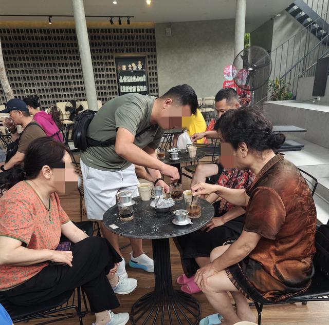 导游小义一个多重性格的孩子，尽管让我们站立数小时，我并不烦他