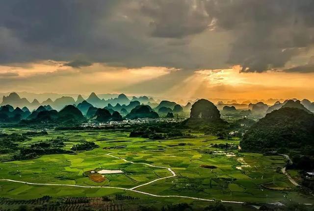 广西桂林的金秋，我在梯田里看见了大地的指纹