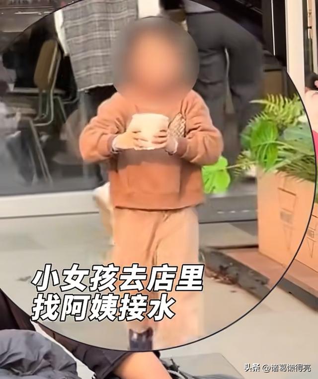 小女孩打翻水杯后续！妈妈冷漠拒道歉，近照曝光，网友：天生坏种
