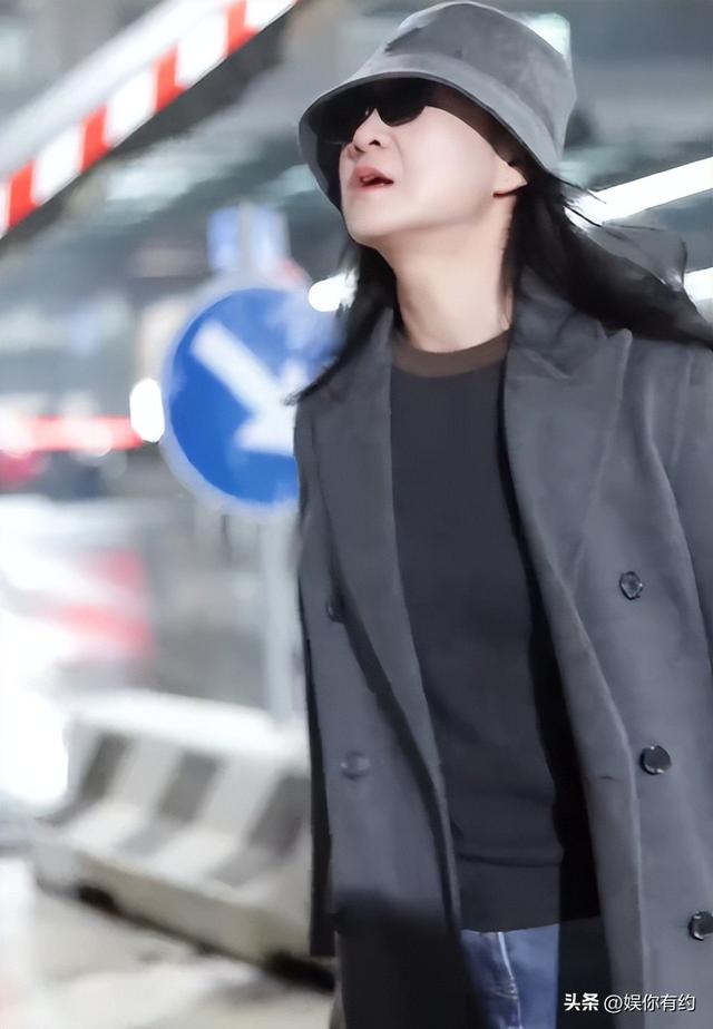 退出春晚、被综艺“开除”，43岁贾玲近况曝光，走路喘息声明显