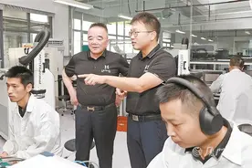 “75年·75人”：柯炳粦跨界走出创“芯”路图片