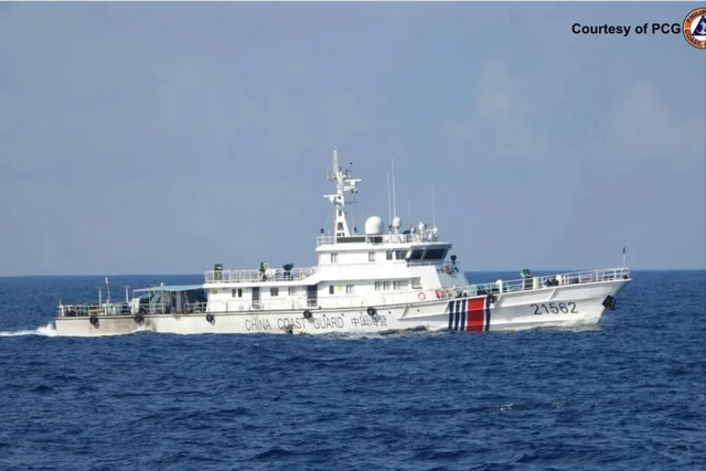 太突然！菲律宾20艘渔船“铁索连环”闯黄岩岛，马科斯这招真的狠