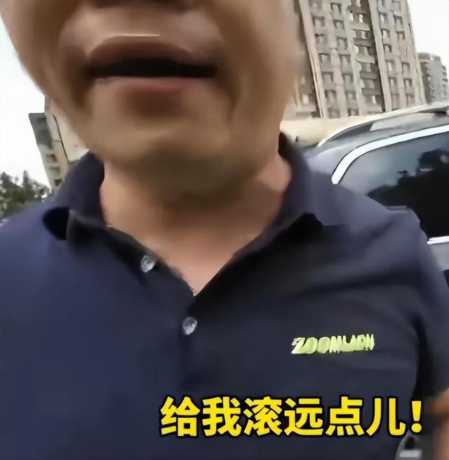 闹大了！别车工装男已被拘，真实身份被扒，警方回应，网友立大功