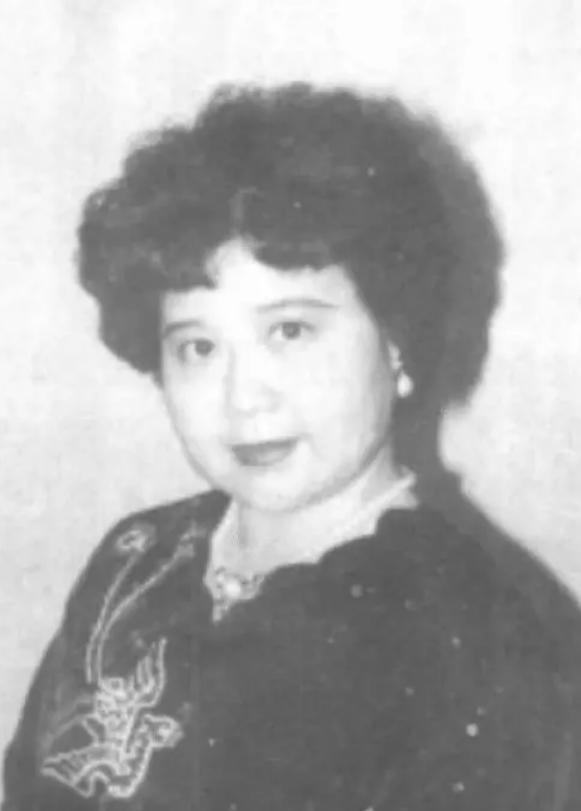 吃里爬外，永不回国？她带领30名演员选择留美，如今年过花甲归来
